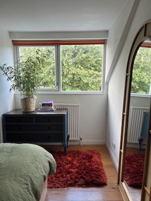 2 habitaciones, tabla de planchar con plancha, wifi y ropa de cama