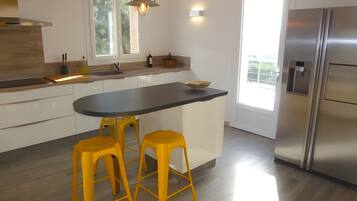 Réfrigérateur, micro-ondes, four, plaque de cuisson