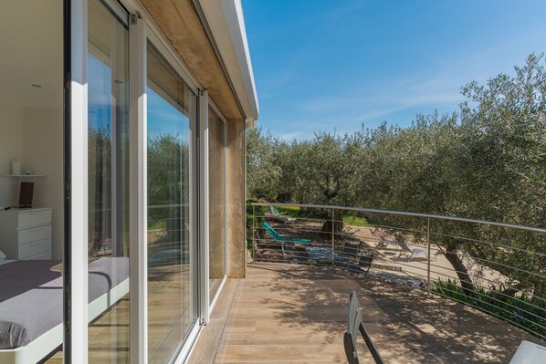 Terrace/patio - Luxury Villa – Panoramic Views with Mountain View, Wi-Fi and Air Conditioning (Volx)