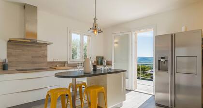 Villa de Luxe – Vues Panoramiques avec Vue sur la Montagne, Wi-Fi et Climatisation