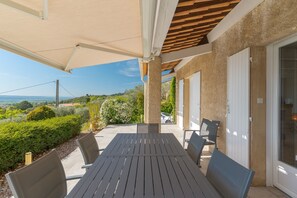 Outdoor dining - Luxury Villa – Panoramic Views with Mountain View, Wi-Fi and Air Conditioning (Volx)
