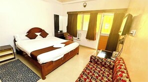 高級寝具、デスク、ノートパソコン用作業スペース、防音設備