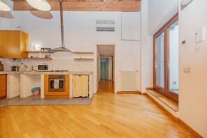 Jääkaappi, mikroaaltouuni, uuni, kahvin-/teenkeitin