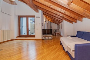 2 makuuhuonetta, silitysrauta/-lauta, ilmainen Wi-Fi, vuodevaatteet