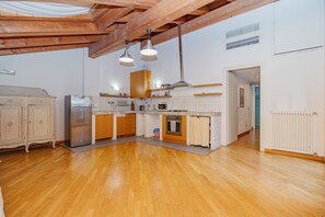 Jääkaappi, mikroaaltouuni, uuni, kahvin-/teenkeitin