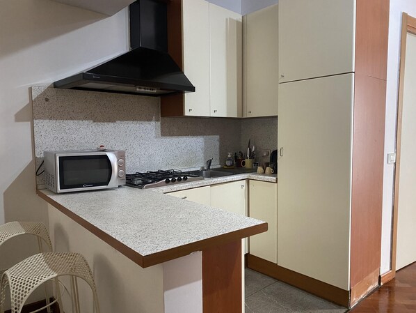 Fridge, microwave, dishwasher, coffee/tea maker