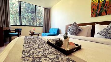 Dobbeltrom – familie, fjellutsikt | Safe på rommet, skrivebord, skrivebord for bærbar PC og lydisolert