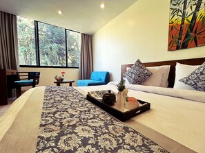 Chambre familiale double, vue sur la montagne | Coffre-fort, bureau, espace de travail pour ordinateurs portables