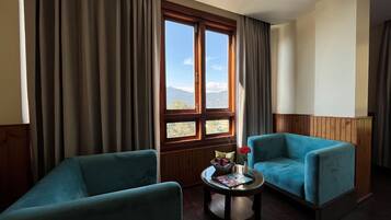 Luksussuite, fjellutsikt | Safe på rommet, skrivebord, skrivebord for bærbar PC og lydisolert