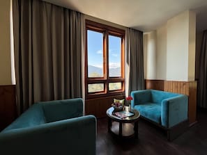 Suite Luxe, vue montagne | Coffres-forts dans les chambres, bureau