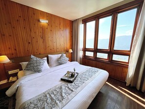 Suite Luxe, vue montagne | Coffres-forts dans les chambres, bureau