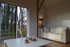 Fireplace, books - Gîte 4 persons Mathys (Doissat)