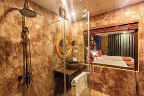 Serviettes fournies, savon, shampoing, papier toilette