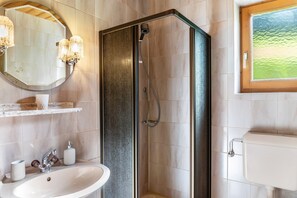 Shower, towels - A Nett’s Nest: Spacious Holiday Home in Zillertal Arena with Garden and Wi-Fi (Hainzenberg)