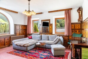 Televisión y chimenea 