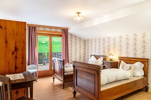 12 habitaciones, tabla de planchar con plancha, wifi y ropa de cama 