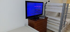 4 bedrooms, iron/ironing board, WiFi, bed sheets