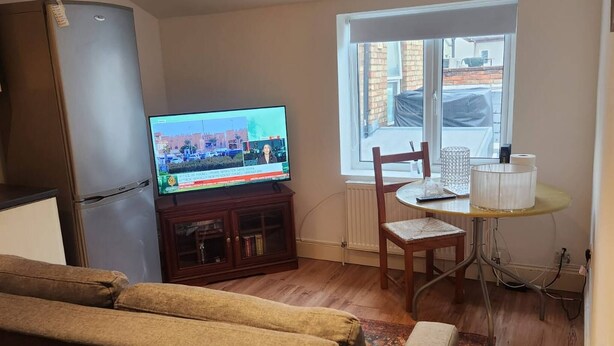 Apartment, 1 Schlafzimmer | Wohnzimmer | Bücher