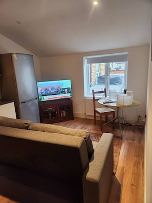 Apartment, 1 Bedroom | Living room | Books