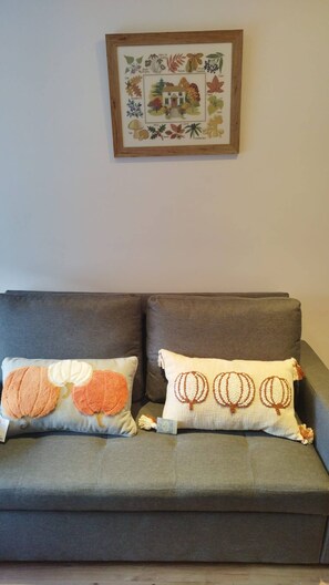 Apartment, 1 Bedroom | Living area | Books