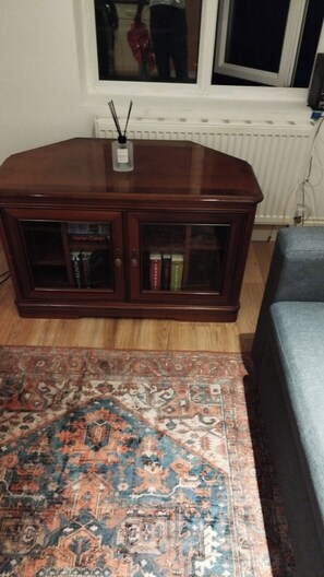 アパートメント 1 ベッドルーム | リビングルーム | 書庫