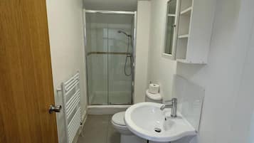 Apartamento, 1 quarto | Comodidades do banheiro