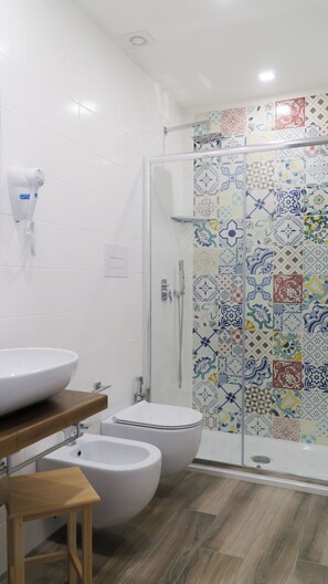 Shower, hair dryer, bidet, towels