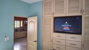 Una sala de estar con un televisor mostrando un mensaje de error de conexión.