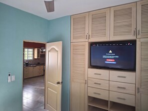 Una sala de estar con un televisor mostrando un mensaje de error de conexión.