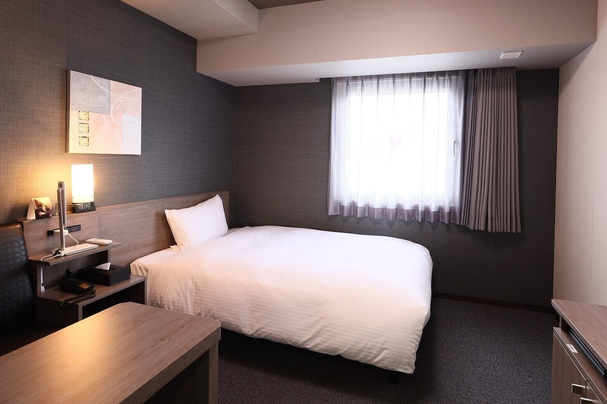 Desk, laptop workspace, iron/ironing board, free WiFi