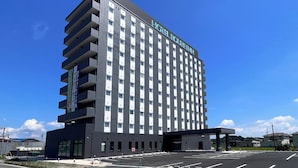 Un moderno edificio de hotel con un cartel que dice "HOTEL ROUTE INN".