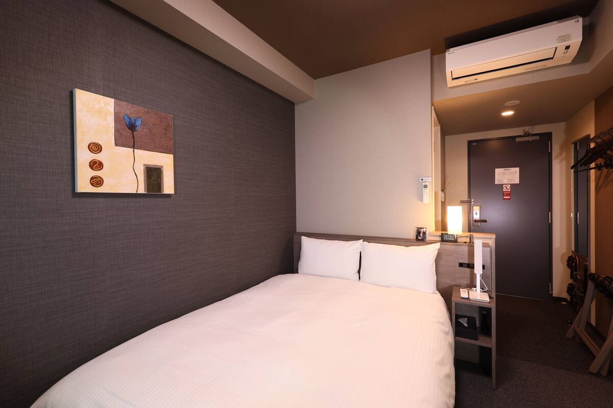 Room | Desk, laptop workspace, iron/ironing board, free WiFi