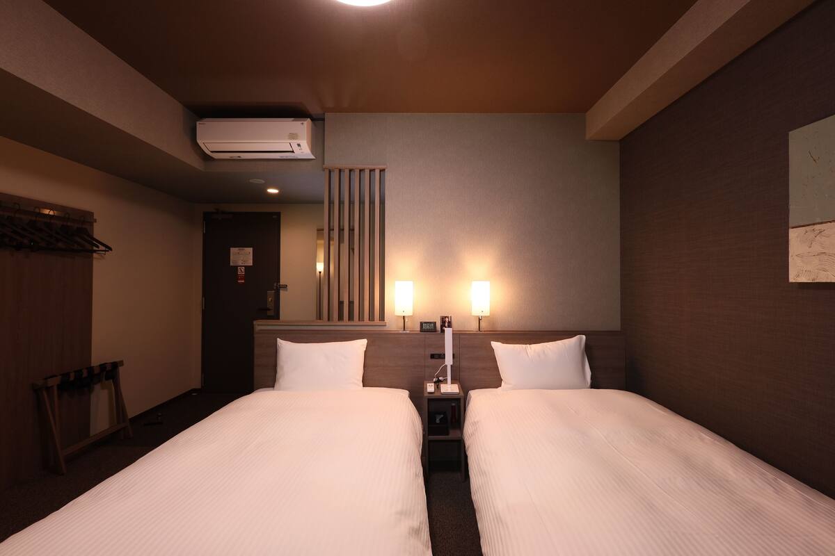Twin Room | Desk, laptop workspace, iron/ironing board, free WiFi