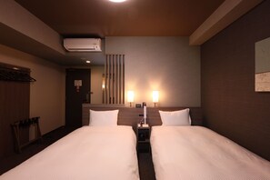 Desk, laptop workspace, iron/ironing board, free WiFi - Hotel Route Inn Shimotsuma (Shimotsuma)