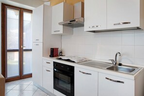 Réfrigérateur, four, plaque de cuisson, cafetière/bouilloire