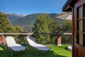 Terrace/patio - Apartment 'La Terrazza' with Mountain View, Wi-Fi and Air Conditioning (Nesina)
