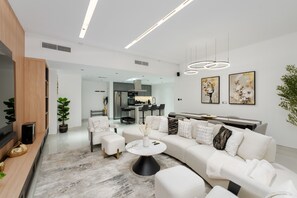 TV - Elegant 2BR w/ Balcony, walk to JBR Beach (Dubai)