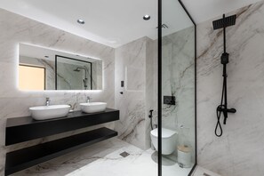 Shower, hair dryer, towels - Elegant 2BR w/ Balcony, walk to JBR Beach (Dubai)