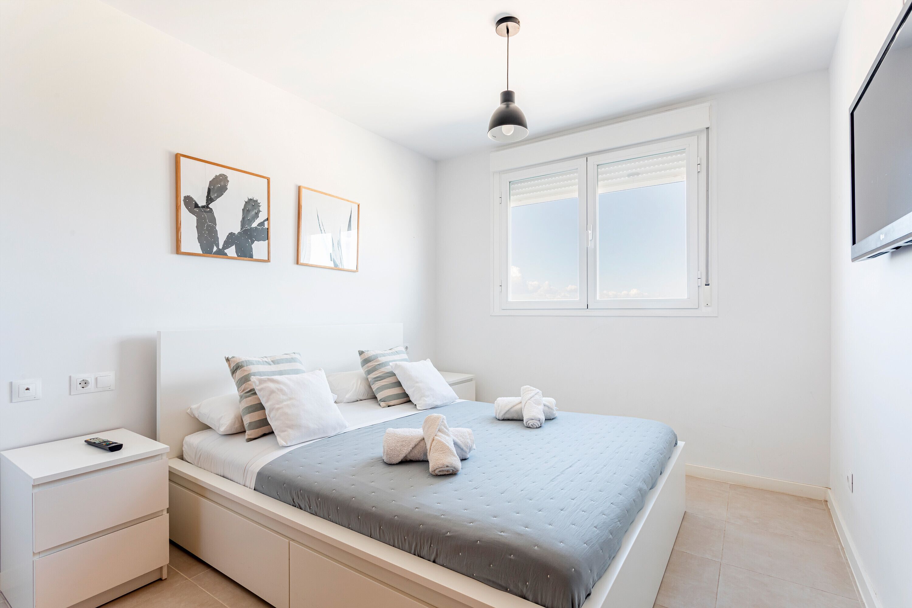 2 habitaciones, tabla de planchar con plancha, wifi y ropa de cama 