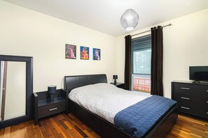 1 habitación, tabla de planchar con plancha, internet y ropa de cama