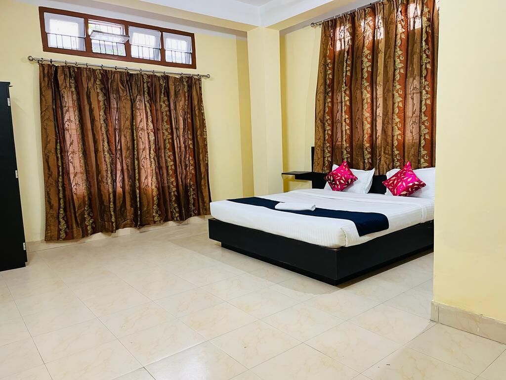 Habitación Deluxe | Escritorio, camas supletorias, wifi gratis y ropa de cama