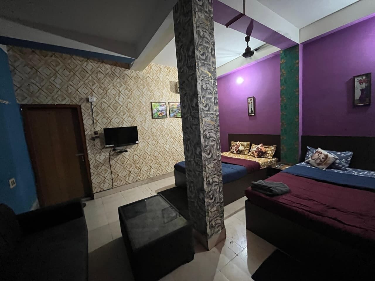 Habitación familiar | Escritorio, camas supletorias, wifi gratis y ropa de cama