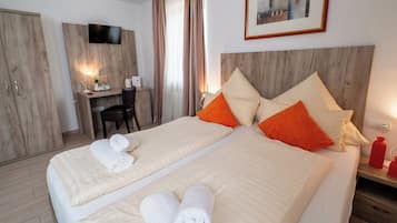 Habitación clásica con 1 cama matrimonial o 2 individuales | Escritorio, espacio para trabajar con laptop y cortinas blackout