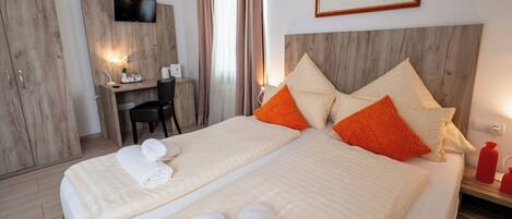 Habitación clásica con 1 cama matrimonial o 2 individuales | Escritorio, espacio para trabajar con laptop y cortinas blackout