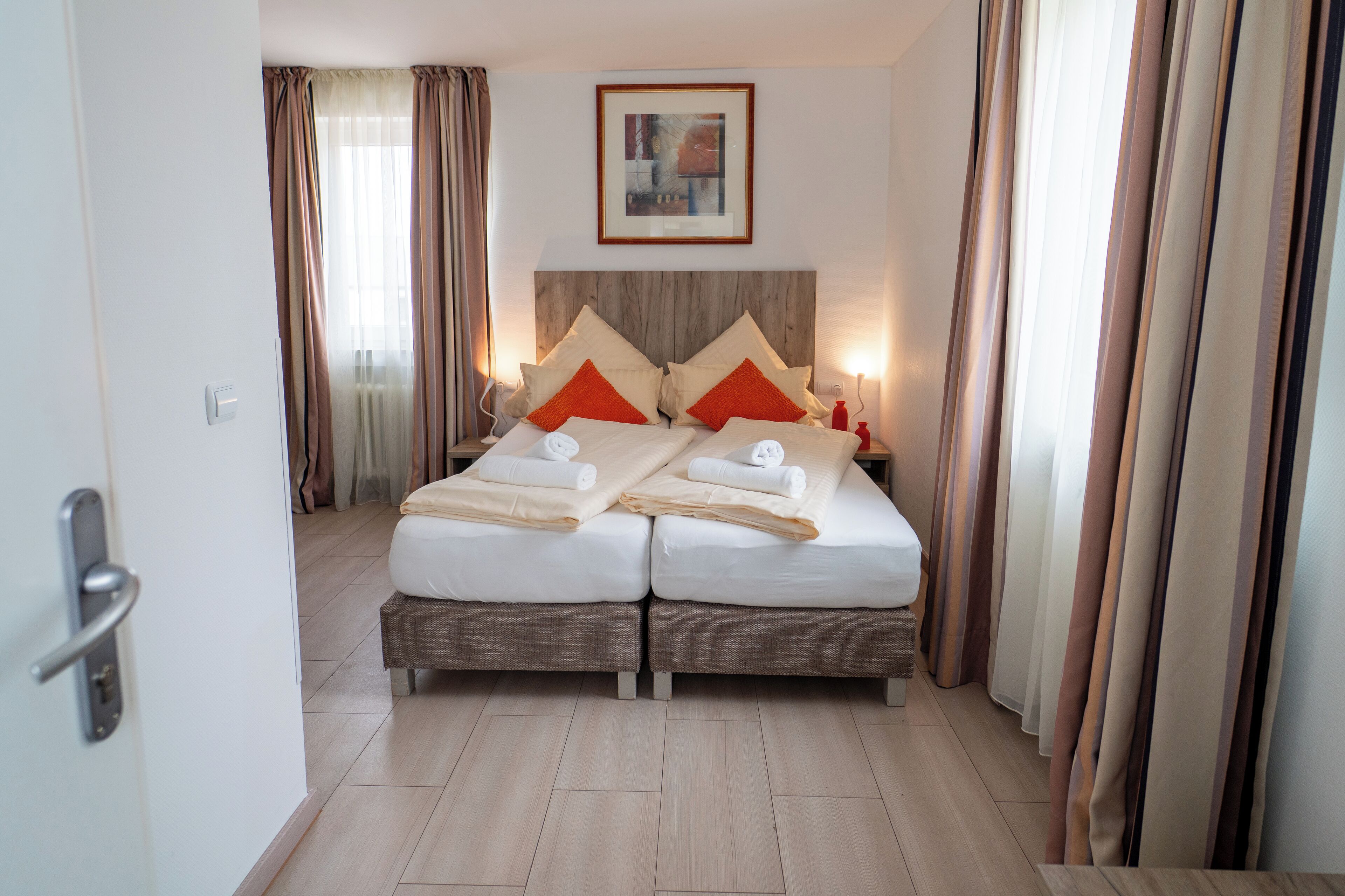 Classic Double or Twin Room | Desk, laptop workspace, blackout drapes, soundproofing