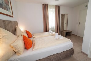 Classic Double or Twin Room | Desk, laptop workspace, blackout drapes, soundproofing - Hotel Lichtblick (Salach)