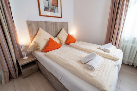 Kamar Double atau Twin Klasik | Meja kerja, ruang kerja ramah laptop, dan tirai kedap cahaya