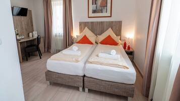 Classic Double or Twin Room | Desk, laptop workspace, blackout drapes, soundproofing