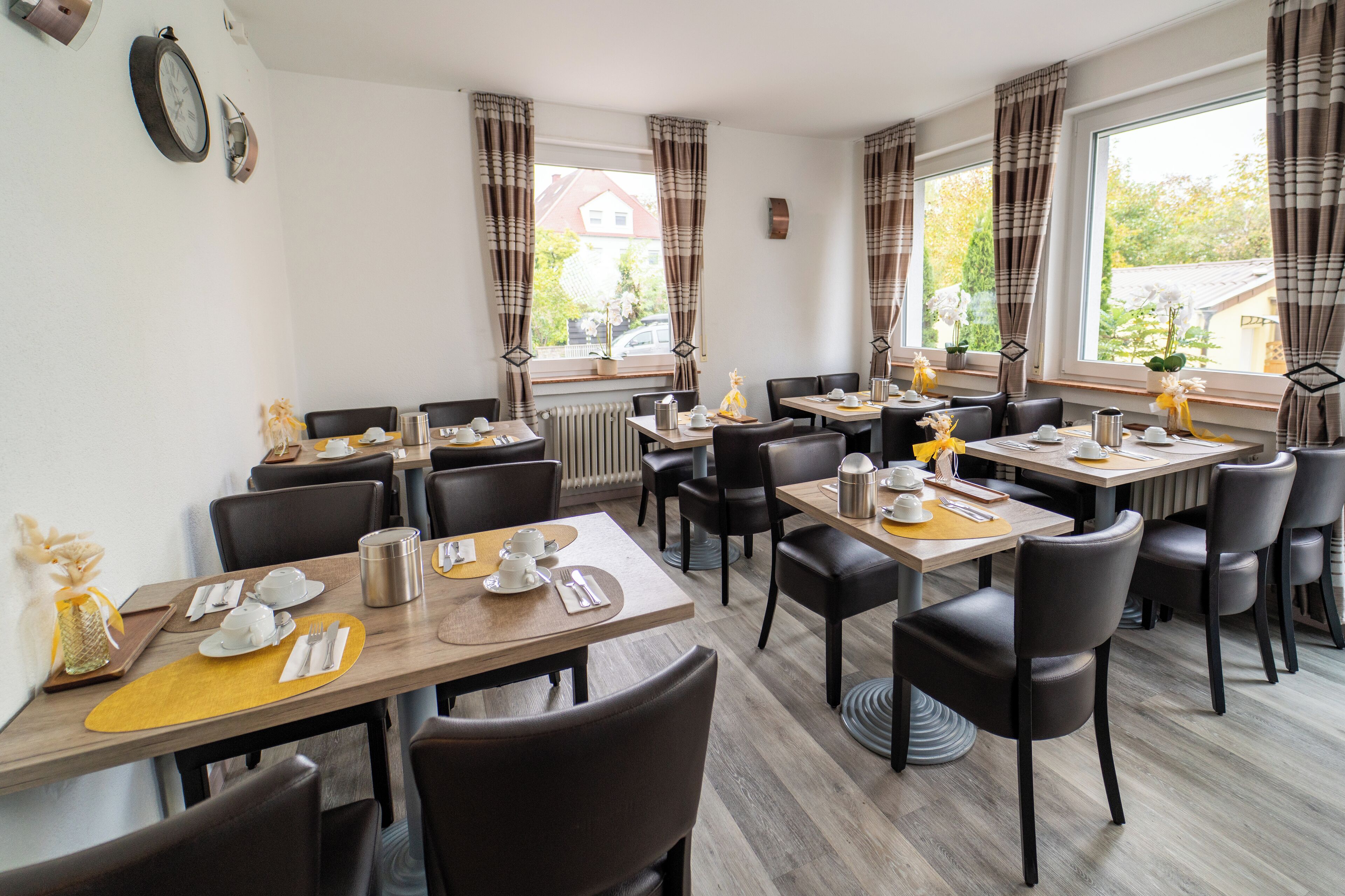 每日供應吃到飽早餐 (每人 EUR10)