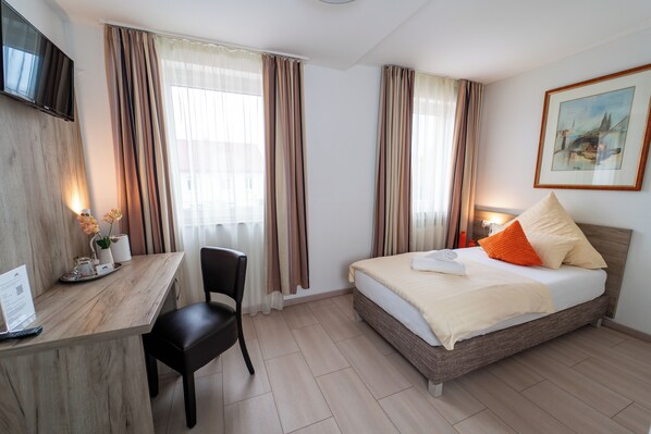 Habitació individual clàssica | Escriptori, espai de treball apte per a portàtils i cortines opaques